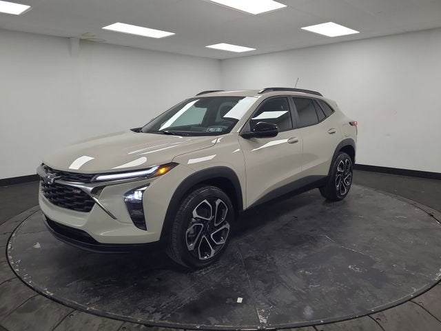 2026 Chevrolet Trax 2RS in White Sands — front three-quarter view